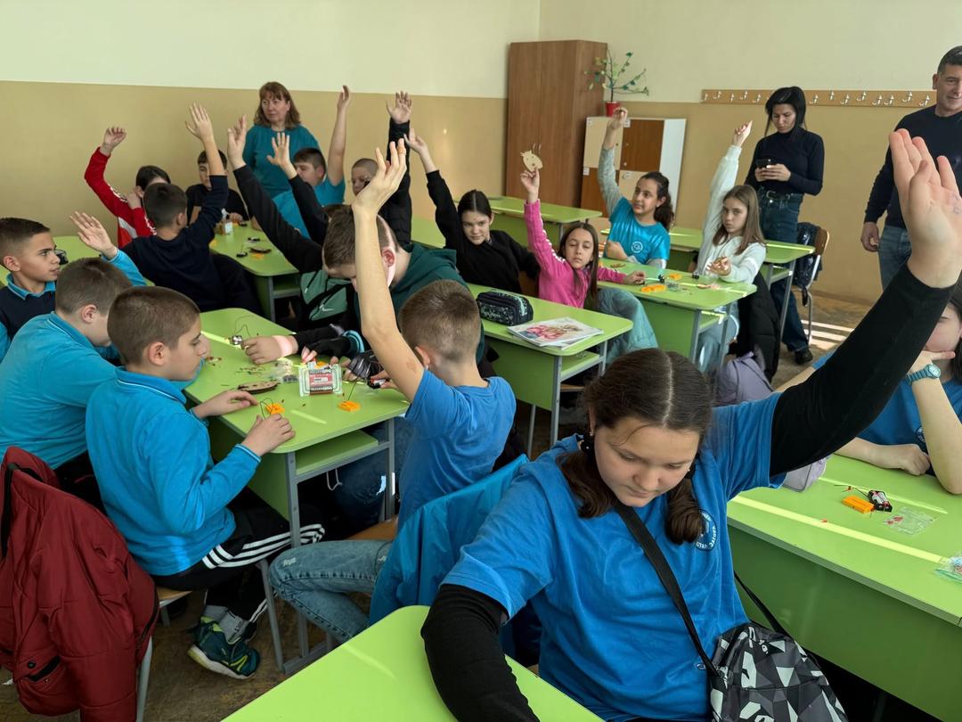 Ученици в лаборатория - програма Изобретателите